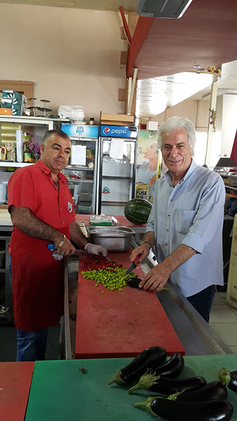 Hem patron, hem aşçı, hem işçi