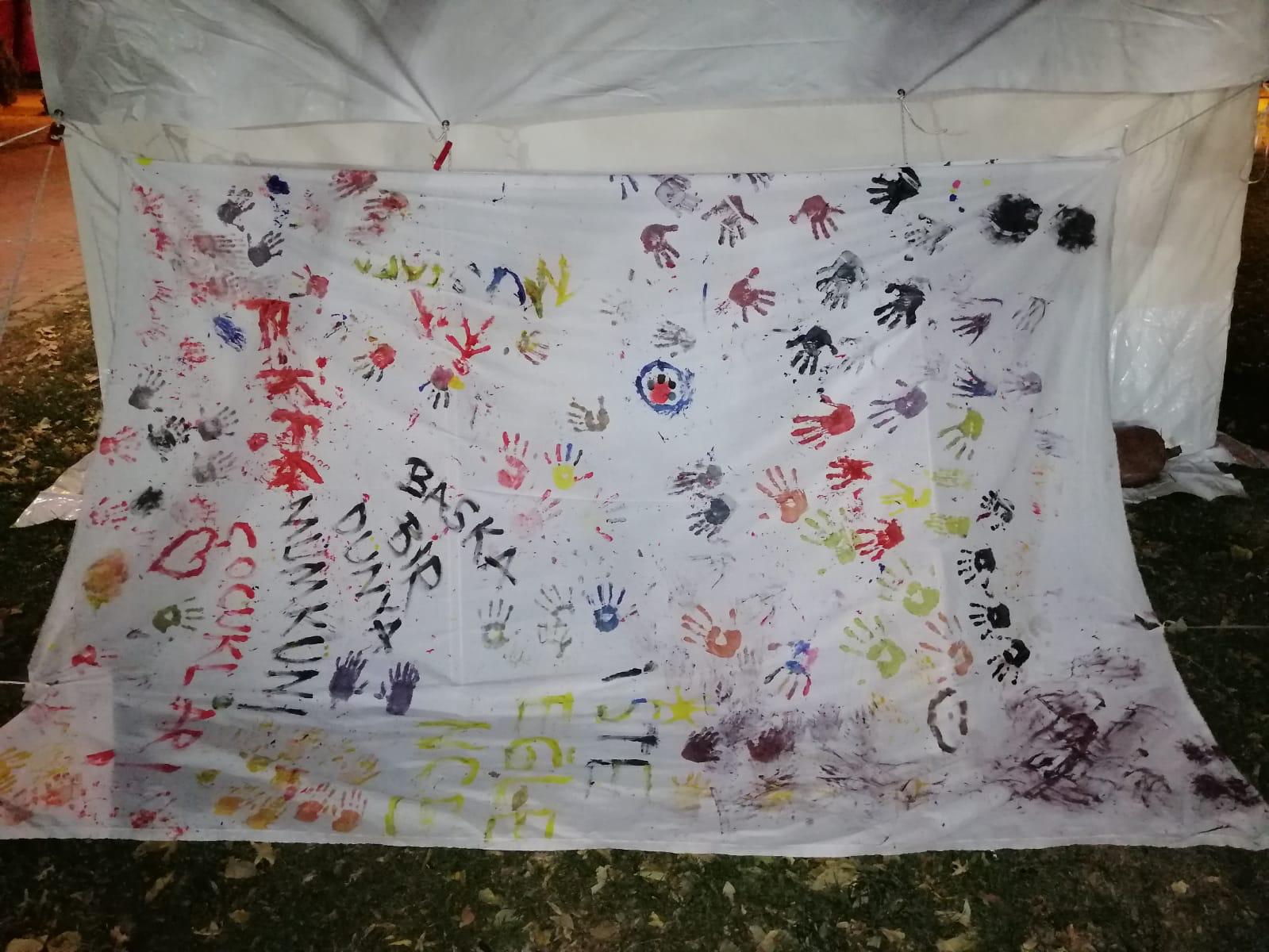 SOKAK SANATÇILARI DEPREMZEDE ÇOCUKLARIN YANINDA