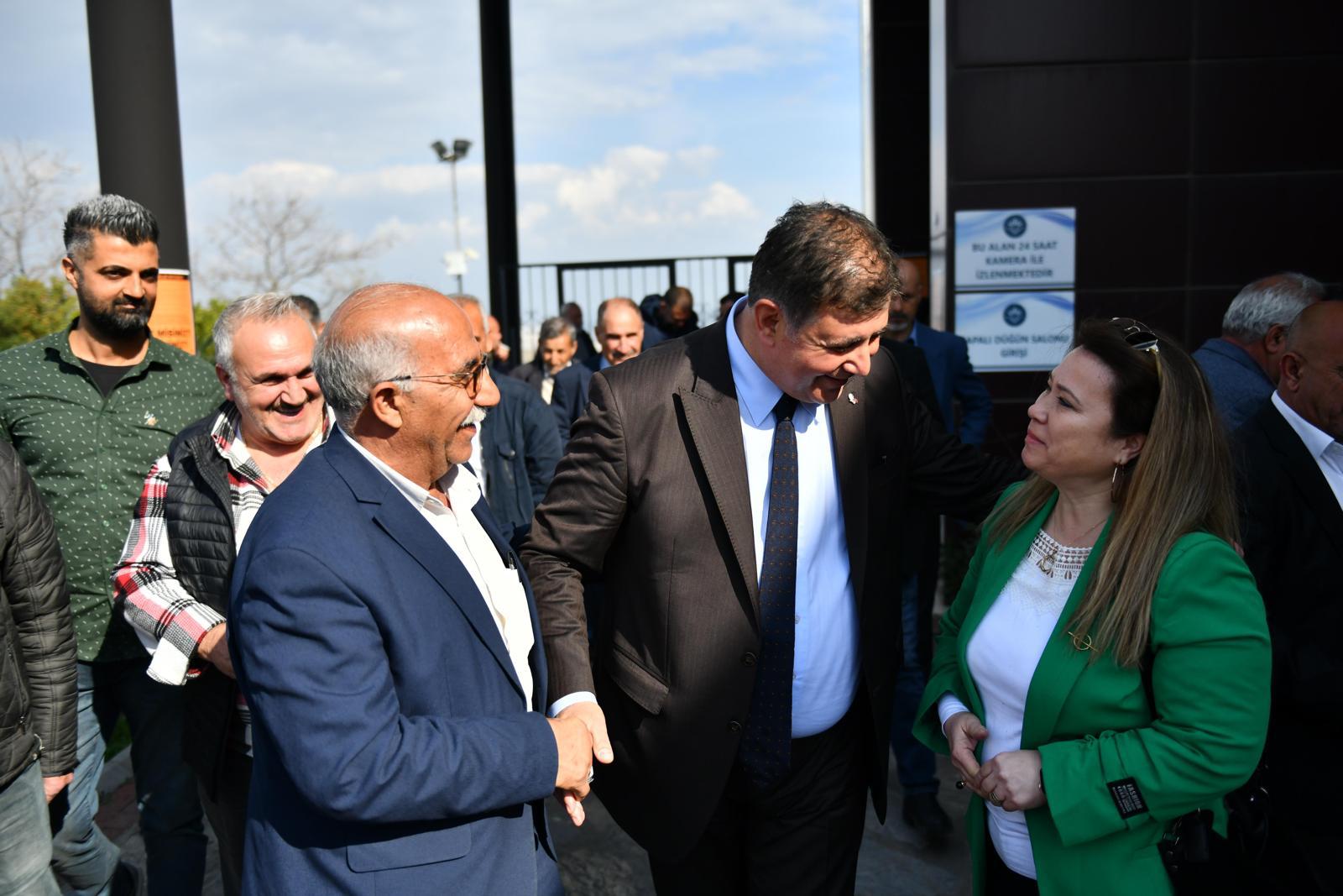 Başkan Tugay kentsel dönüşüm mağdurlarıyla buluştu