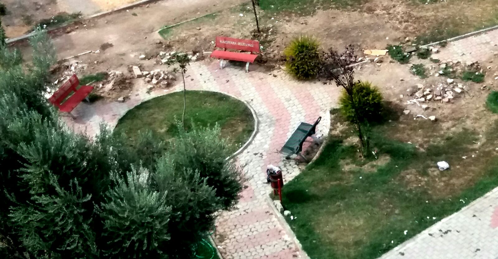 Bakımsızlıktan serseri yuvası oldu