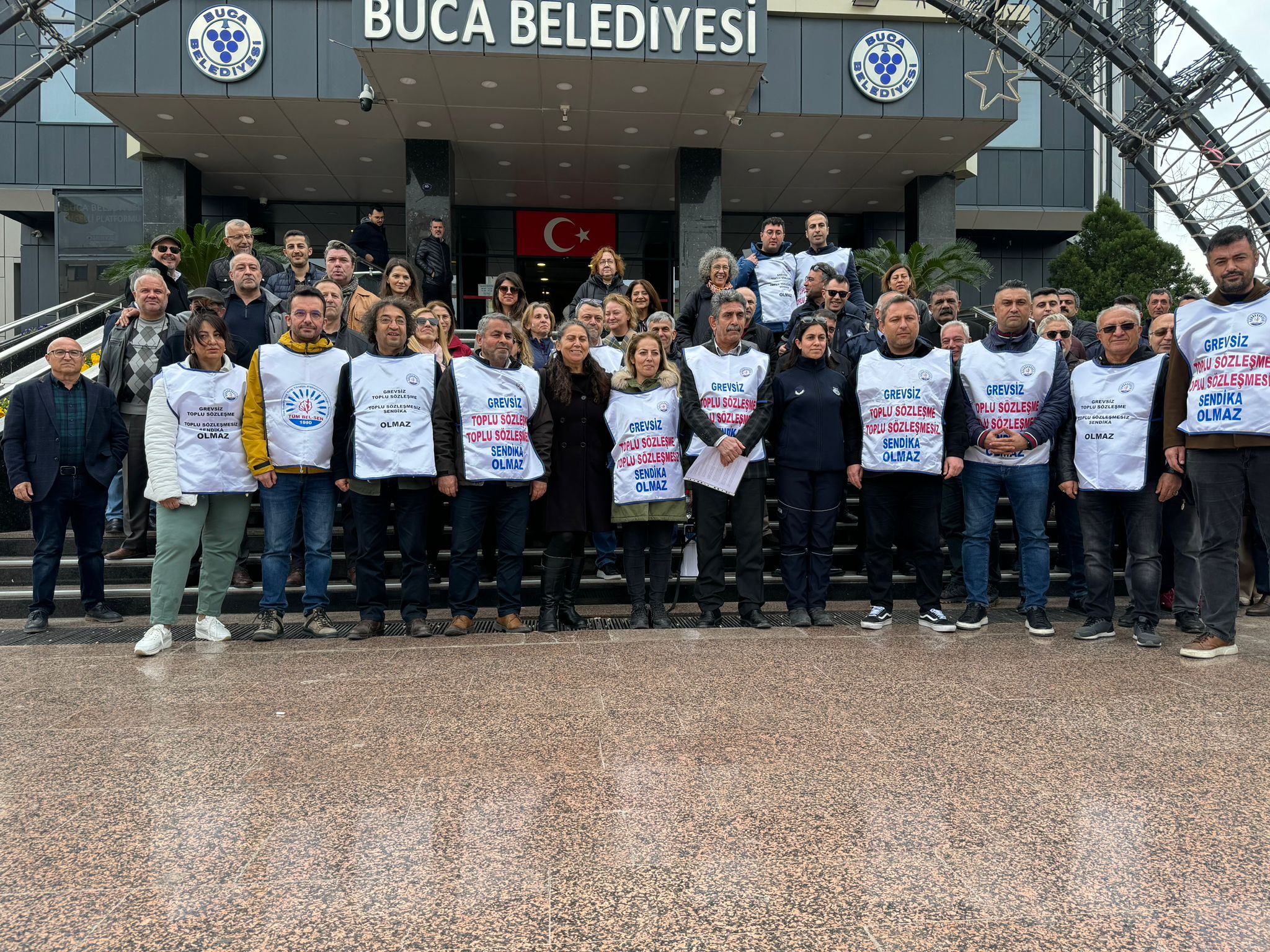 TÜM BEL-SEN'den Buca Belediyesi önünde basın açıklaması