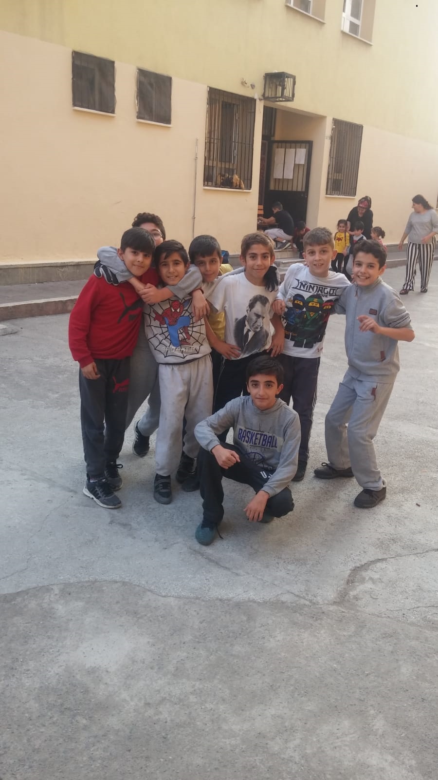 500 Öğrenciye 100 Metrelik Okul Bahçesi!