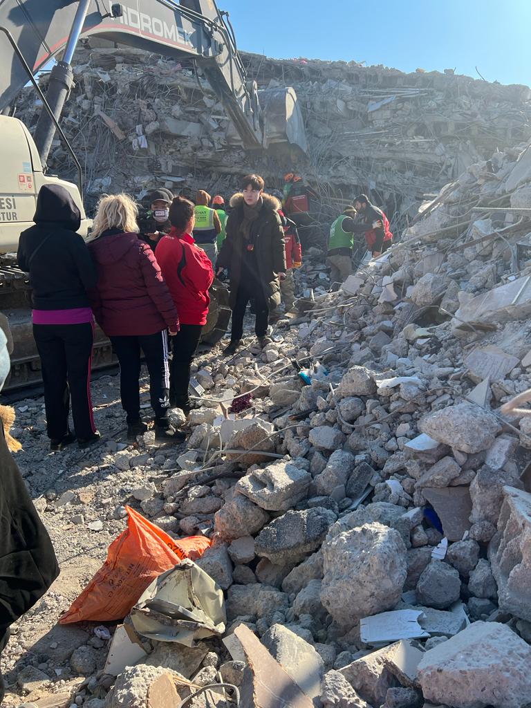 'SİZ YALNIZ DEĞİLSİNİZ BİZ BURADAYIZ GRUBU' ACIYA 'MERHEM' OLUYOR