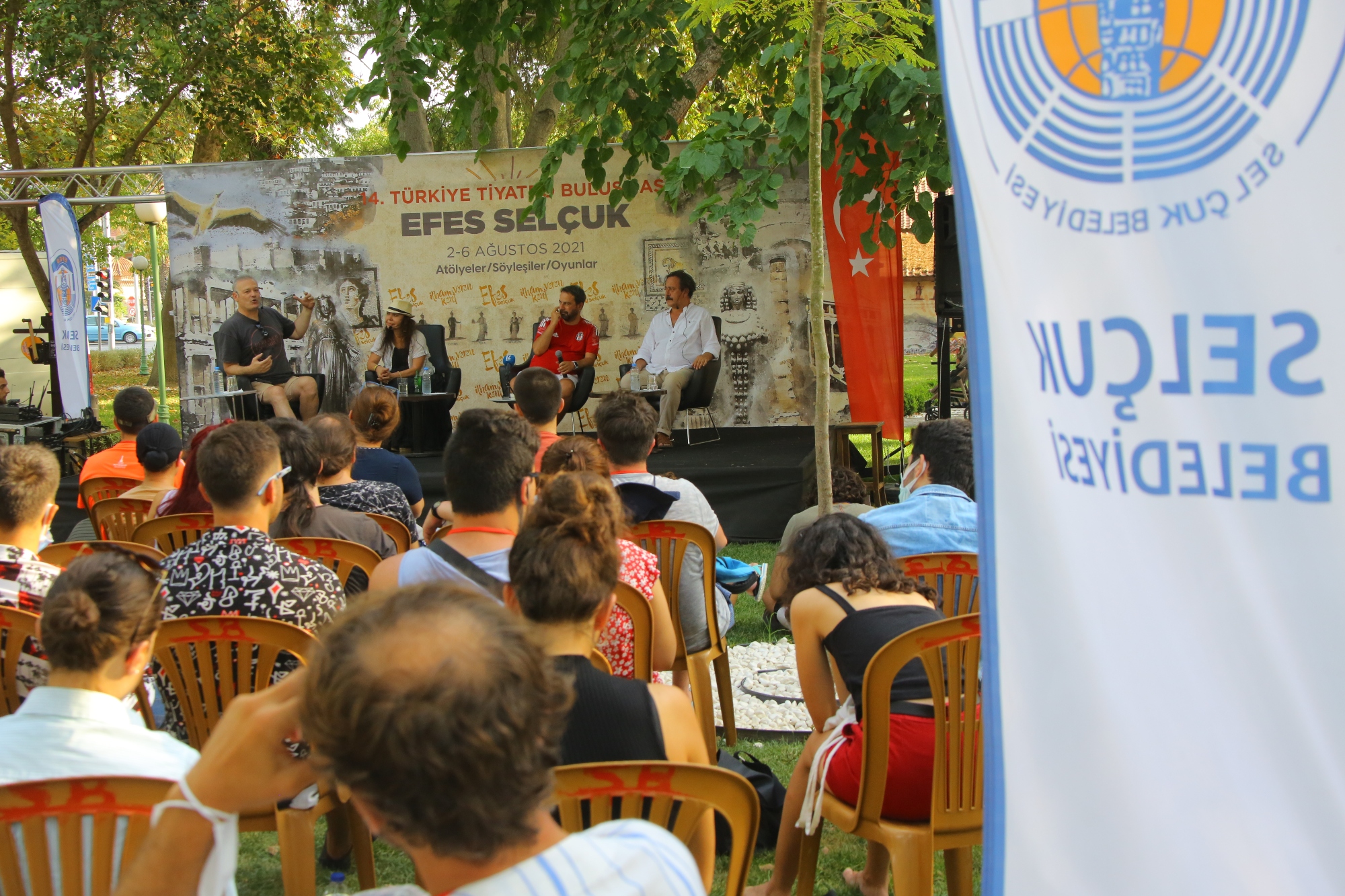 TİYATRO VE TEKNOLOJİ TİYATRONUN KALBİ EFES SELÇUK’TA KONUŞULDU