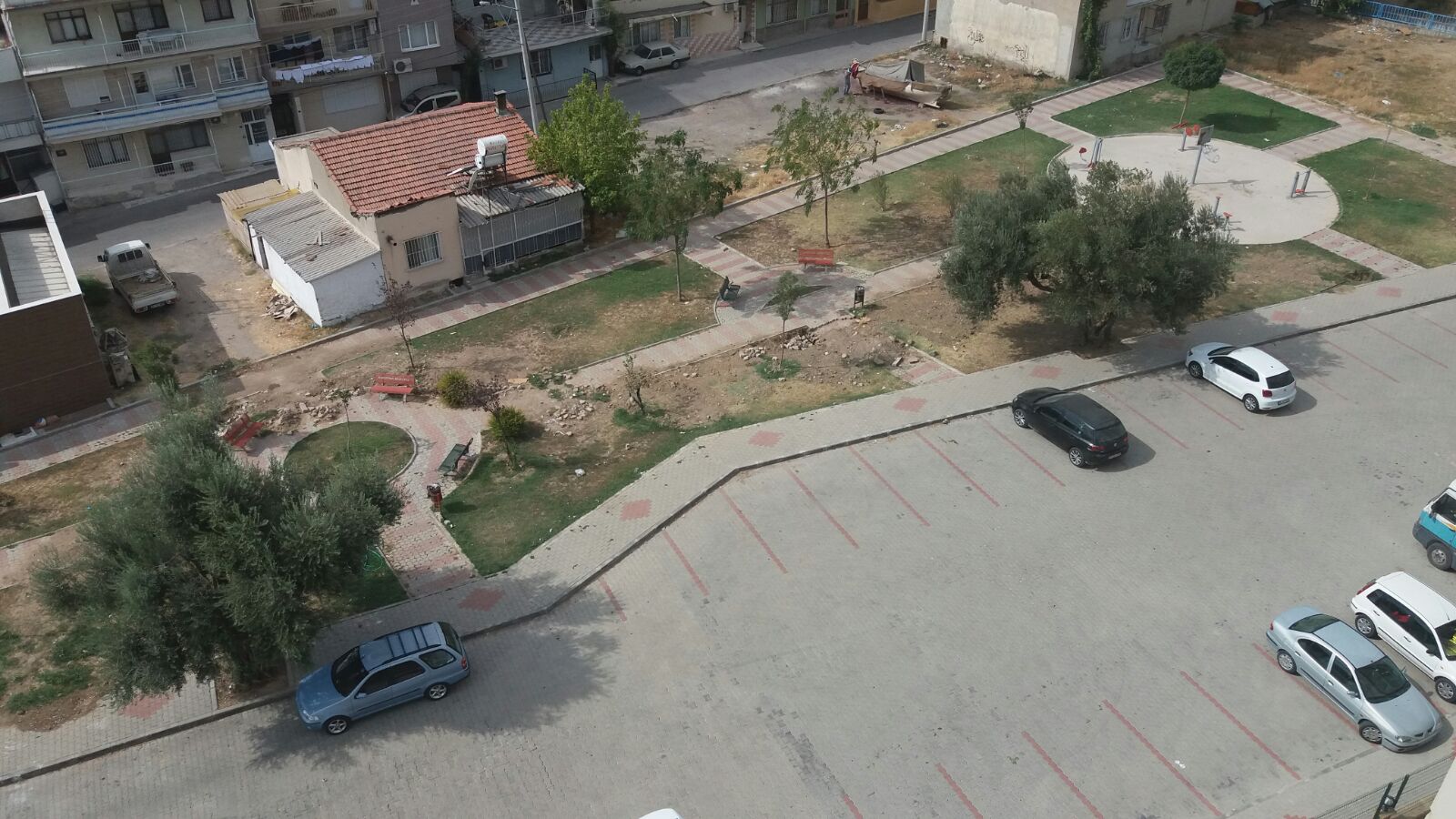 Bakımsızlıktan serseri yuvası oldu