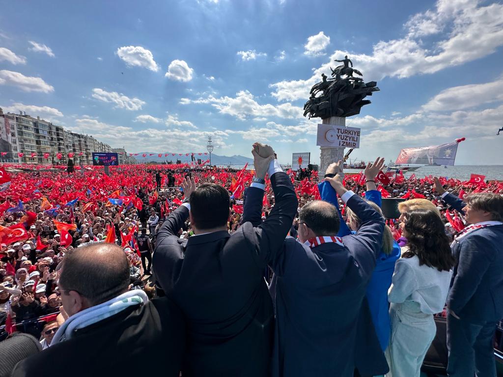 Vatandaşlar Gündoğdu'da Cumhurbaşkanı Erdoğan'ı bekliyor