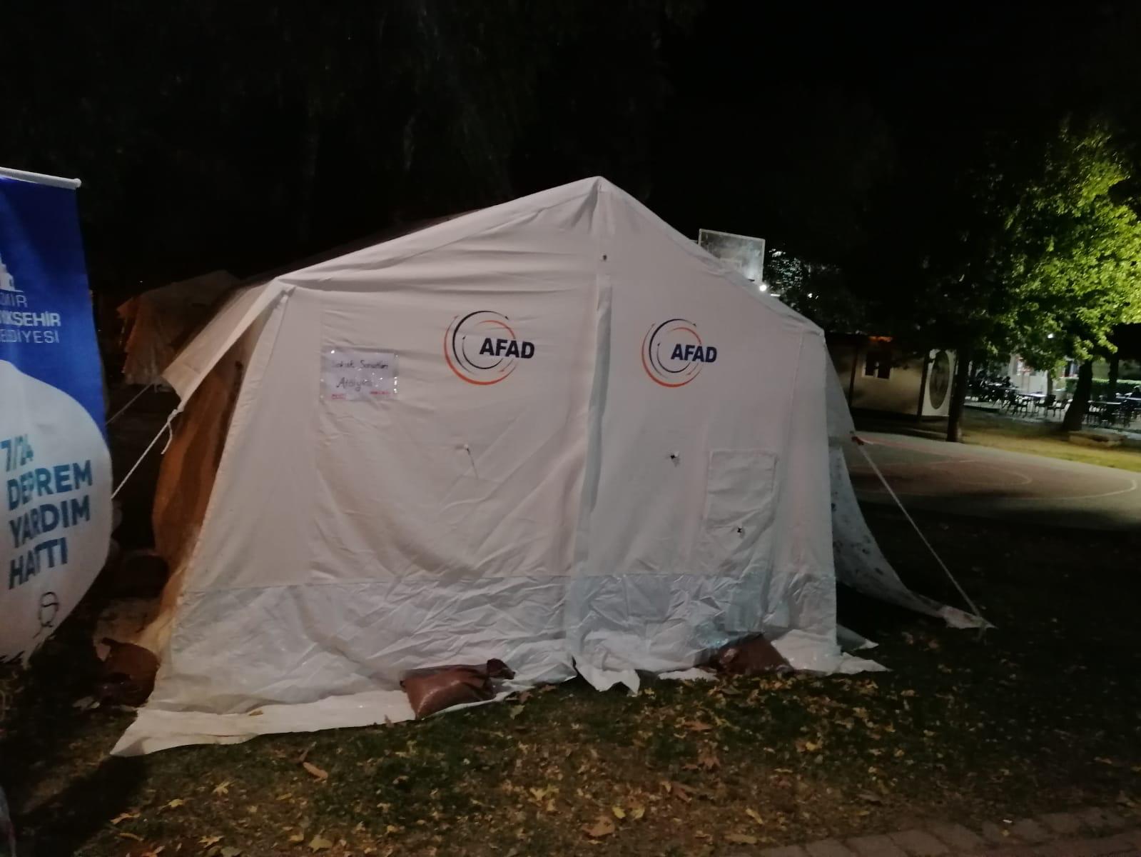 SOKAK SANATÇILARI DEPREMZEDE ÇOCUKLARIN YANINDA