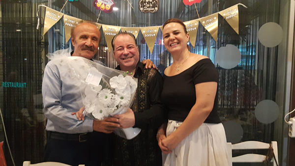 ÇEYREK ASIRLIK BAŞKANA COŞKULU YENİ YAŞ KUTLAMASI