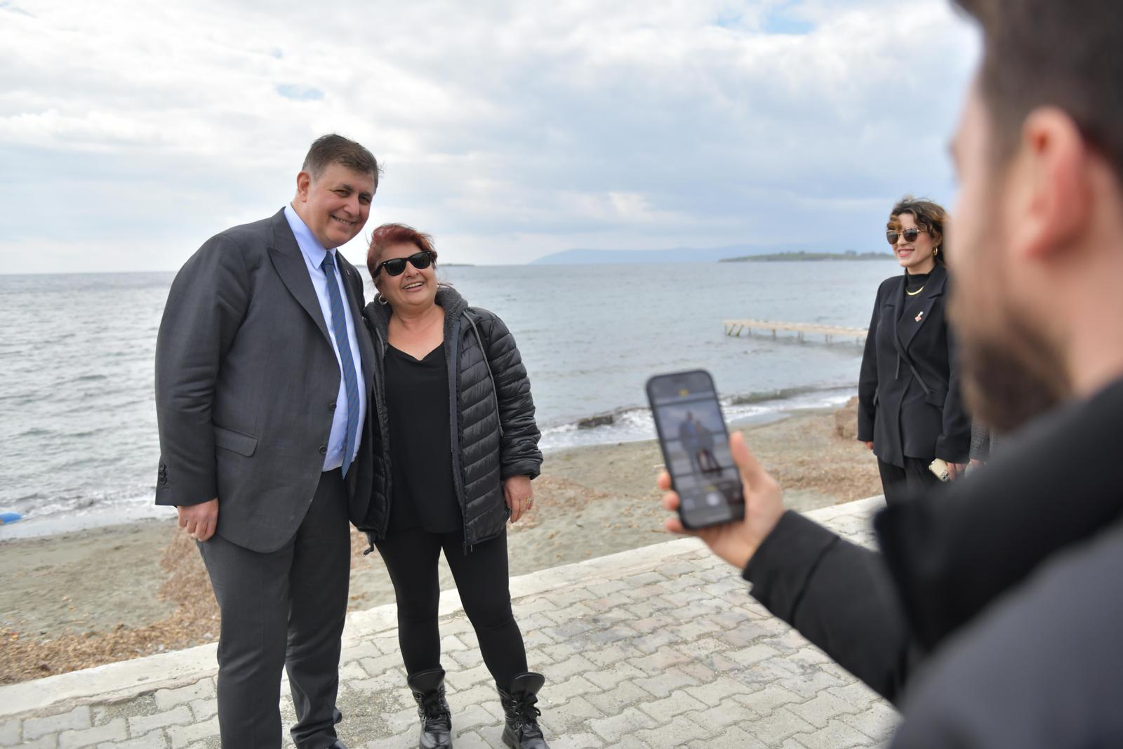 Mezattan fener balığı aldı, sahilde yürüdü