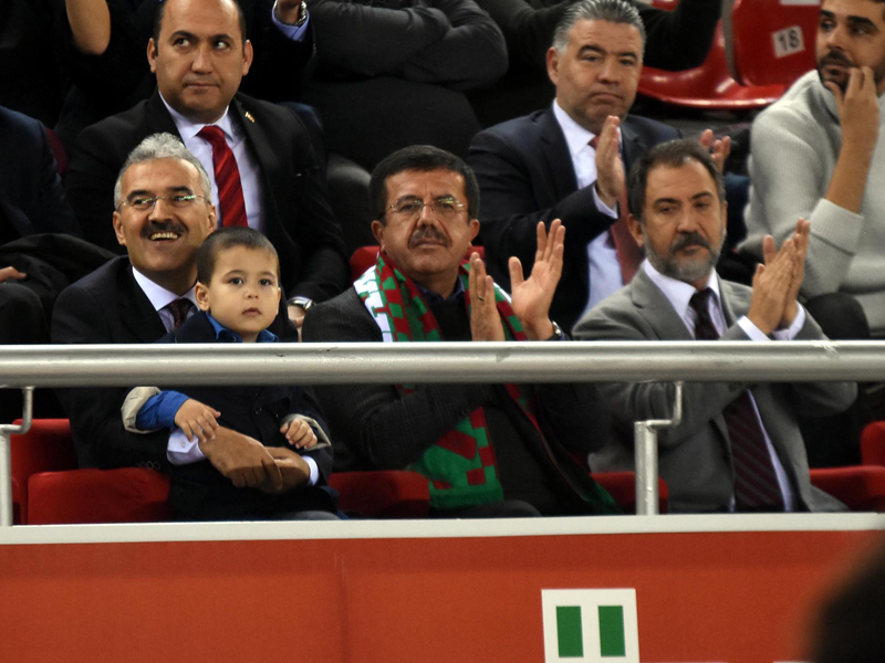 Pınar Karşıyaka evinde vuruldu