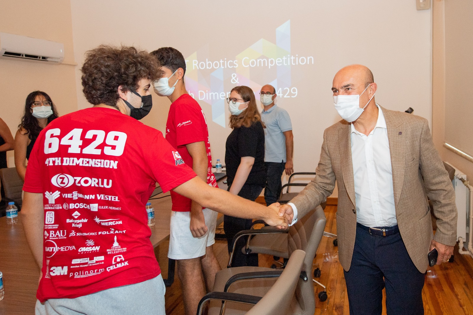 İzmir’in gururu gençlere Başkan Soyer’den tam destek