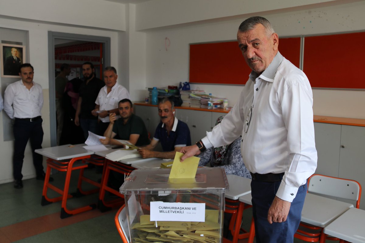 İzmir’in siyasileri sandık başında: Kim, ne mesaj verdi?