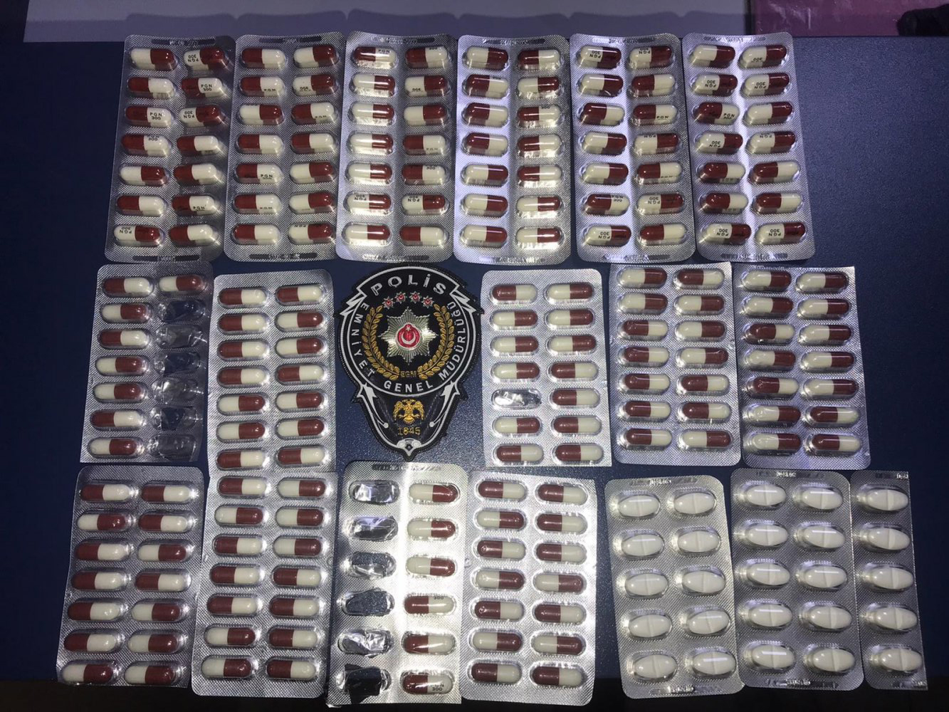 Kısıtlamayı ihlal eden şüphelinin elindeki poşetten 240 uyuşturucu hap çıktı!