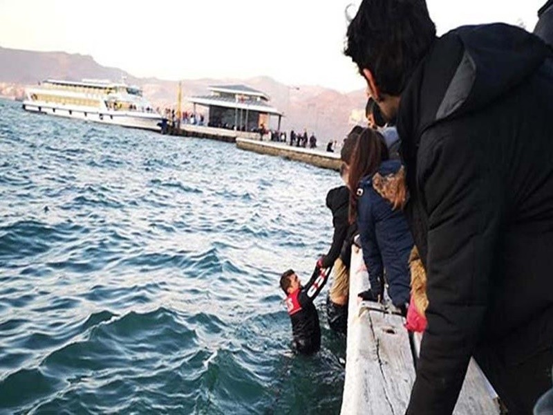 Hiç tereddüt etmeden suya atladılar