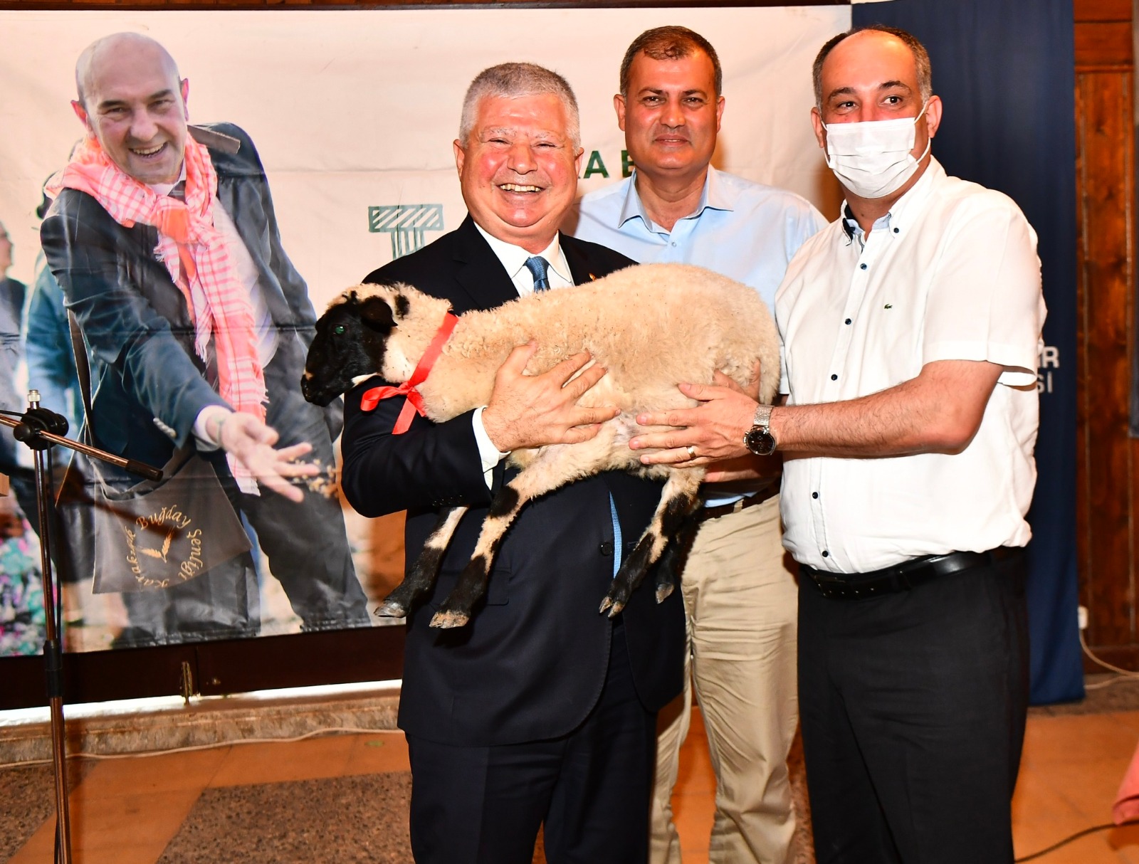 İzmir Büyükşehir Belediyesi’nin dağıttığı küçükbaş hayvan sayısı 12 bine ulaştı