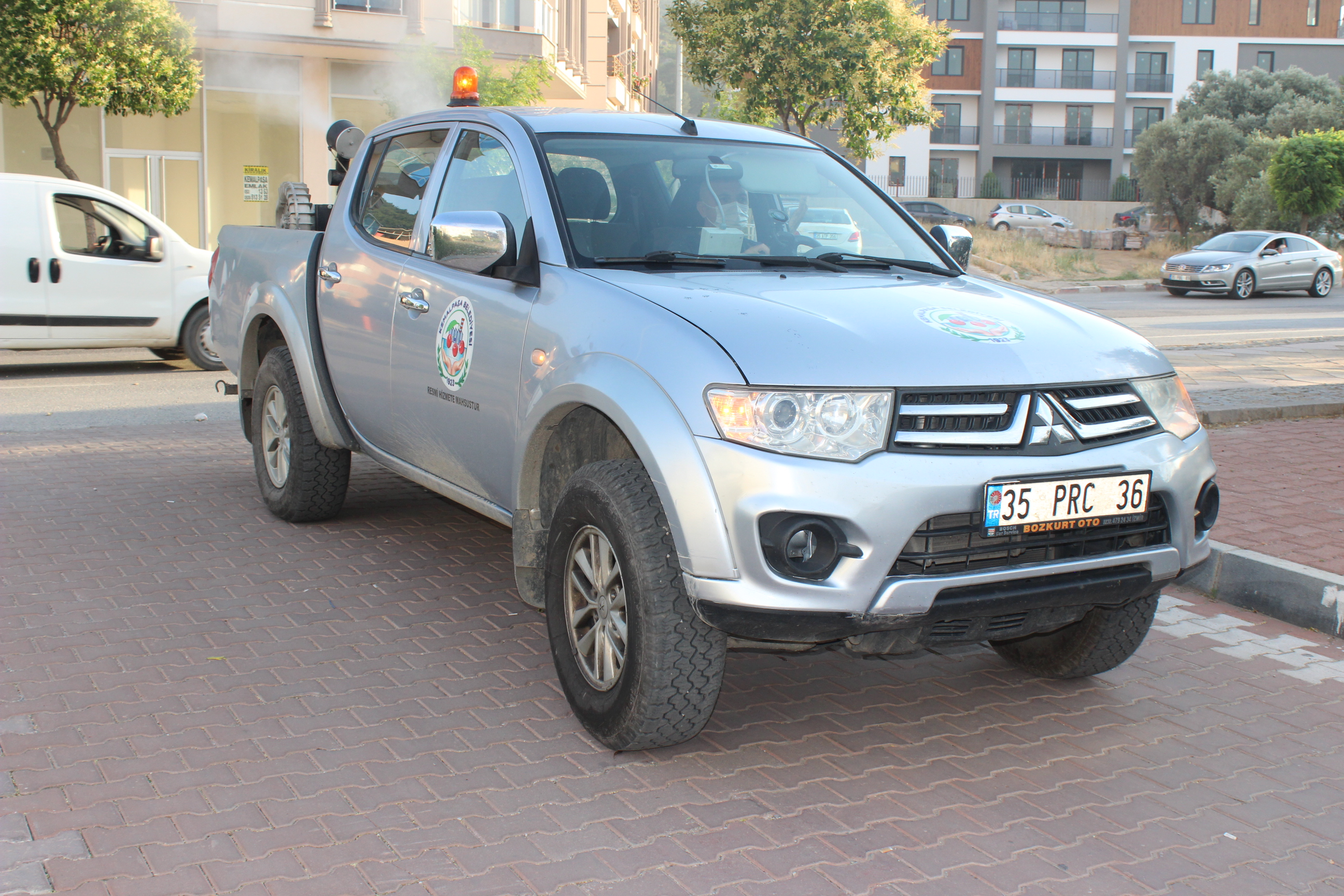 KEMALPAŞA’DA SİNEKLE YOĞUN MÜCADELE