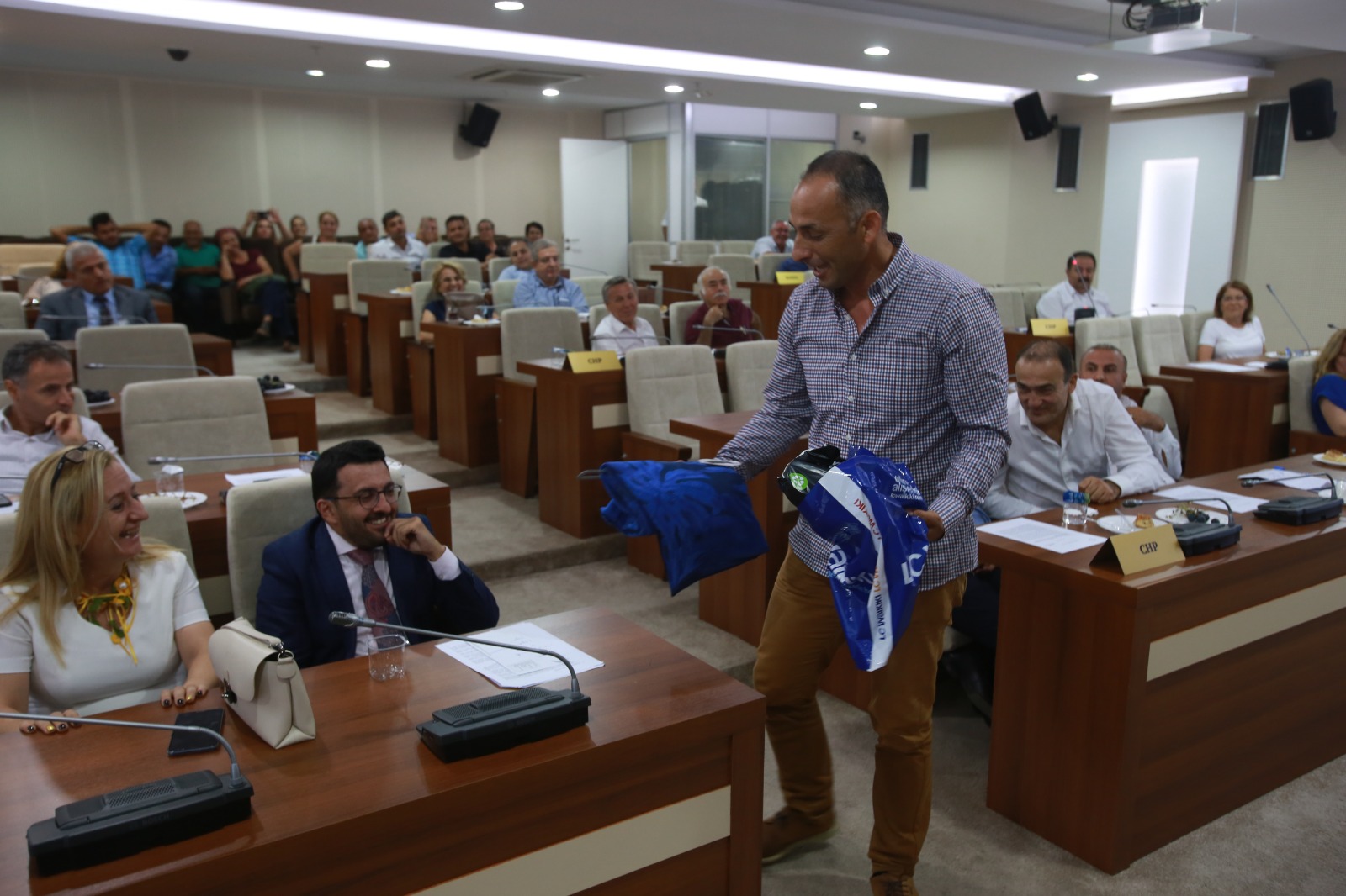 Taş’tan Demir’e hediyeli cevap