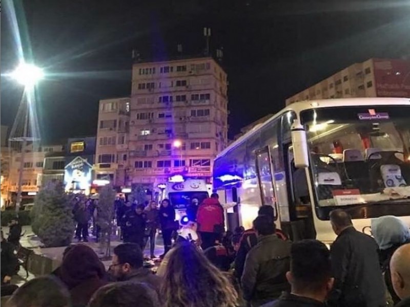 İzmir'de otobüs yayaların içine daldı...