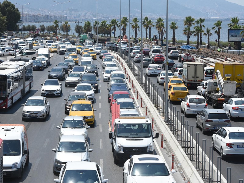 İzmir'de trafikteki araç sayısı 1.3 milyonu aştı... İşte çilenin nedeni!