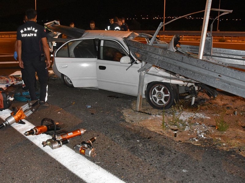 İzmir yolunda facia; Bariyer ok gibi saplandı