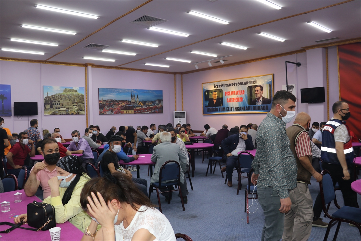 İzmir'de 3 ayrı adrese yapılan tombala operasyonunda 220 kişiye 1 Milyon lira ceza kesildi