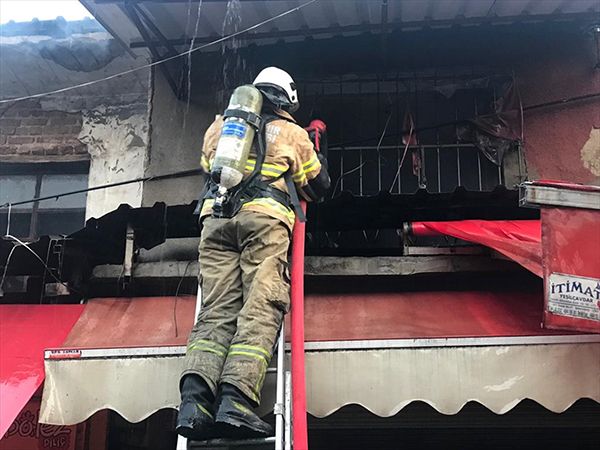 Kemeraltı'nda yangın paniği!