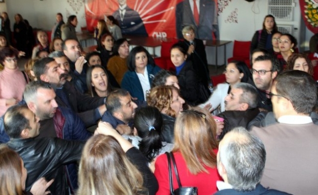 Kadınların kongresinde erkekler birbirine girdi