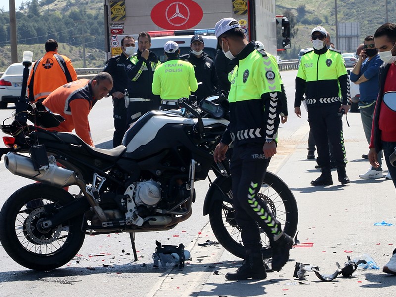 Motosikletle kamyona çarpan trafik polisi, ağır yaralandı