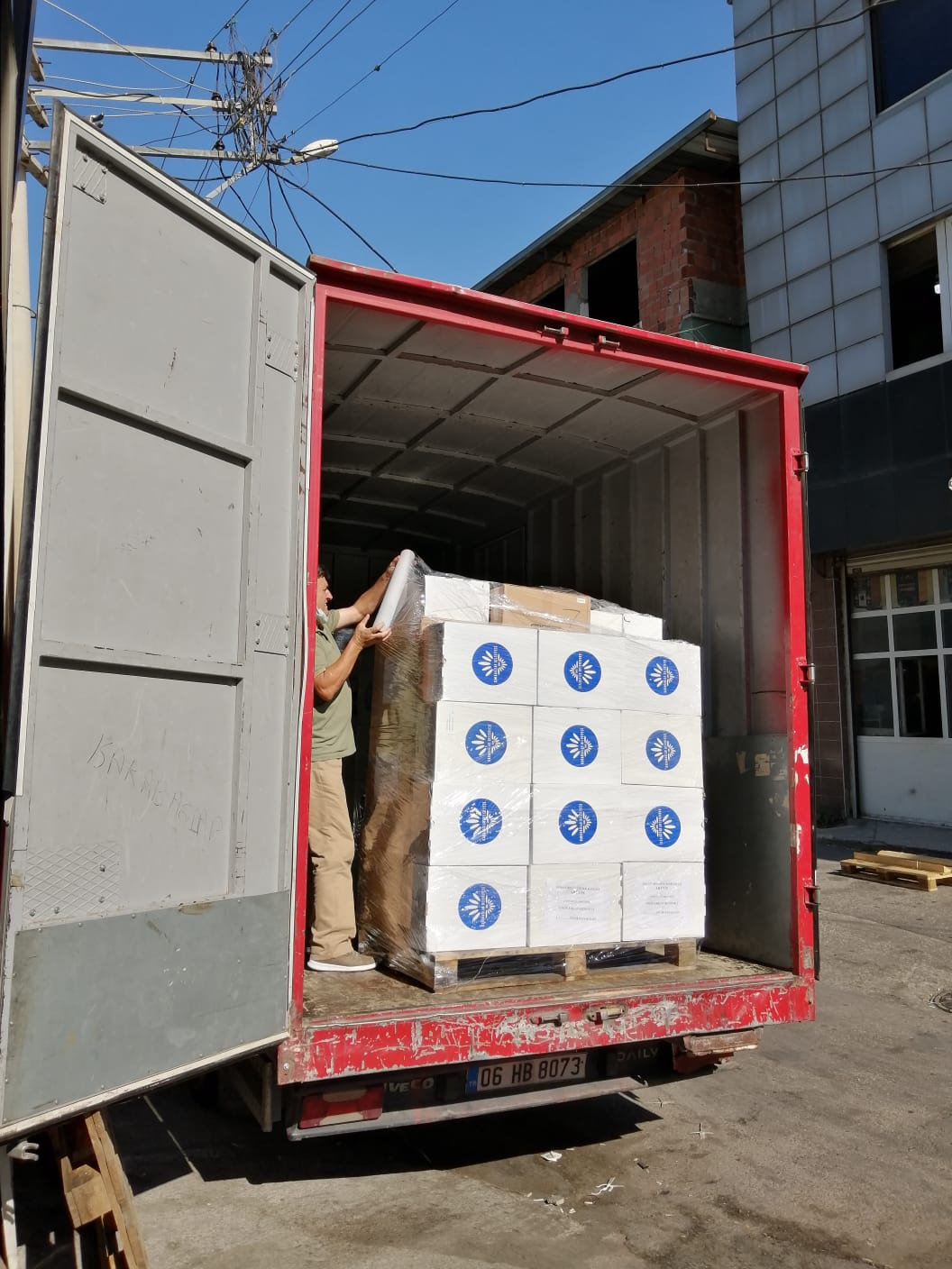 Artvin Arhavi’ye hijyen kolileri, Bodrum’a arazöz ve personel gönderildi.