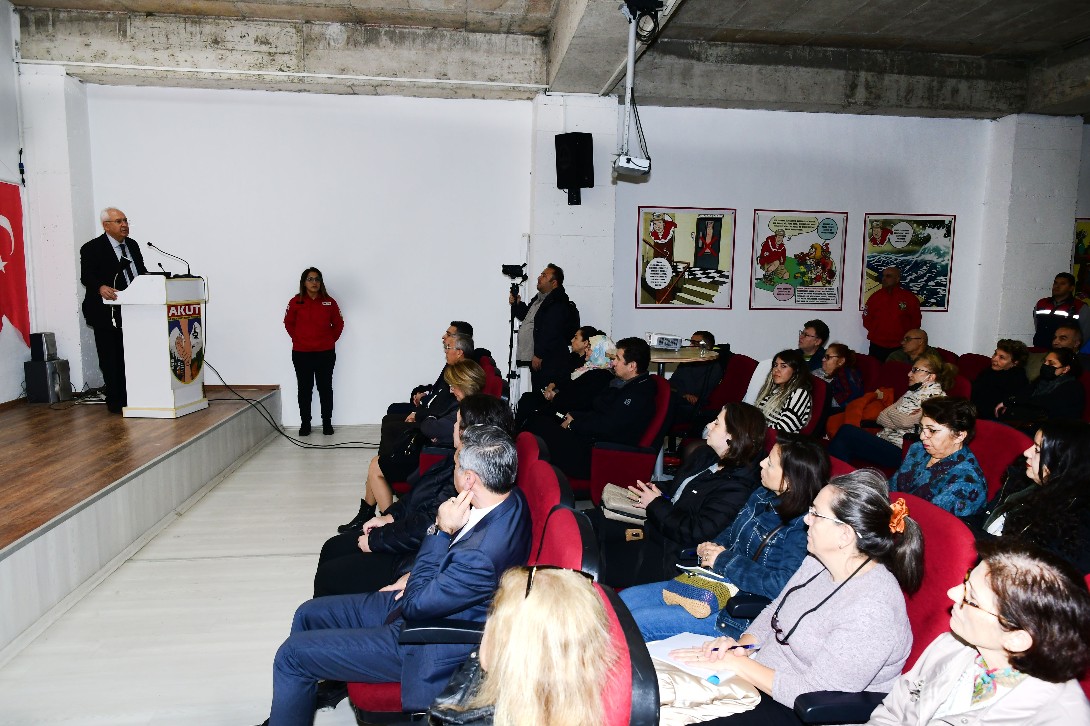 Karabağlar'da Mahalle Afet Gönüllüleri eğitimi başladı