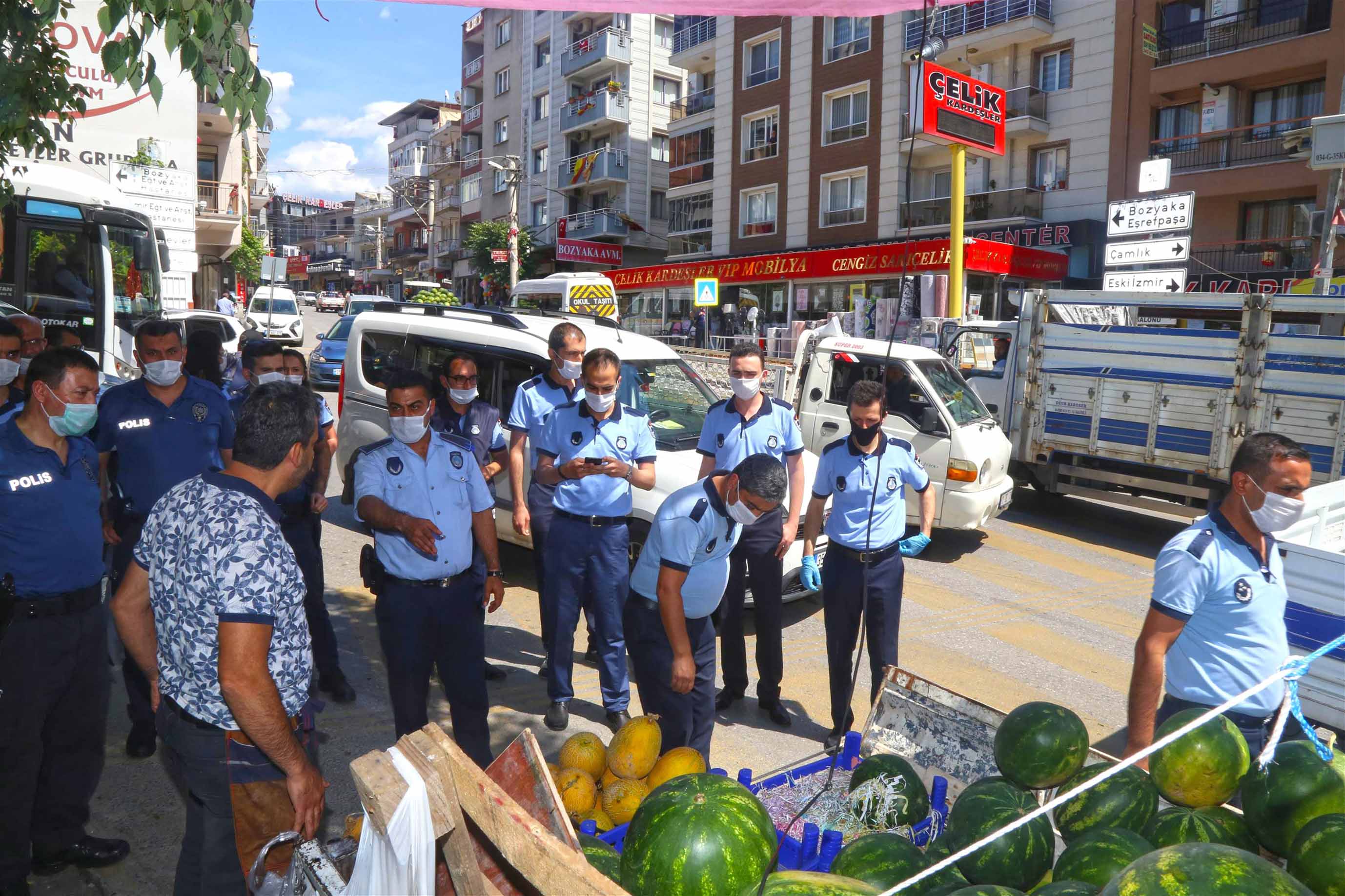 Karabağlar'da seyyar satıcılarla mücadele sürüyor