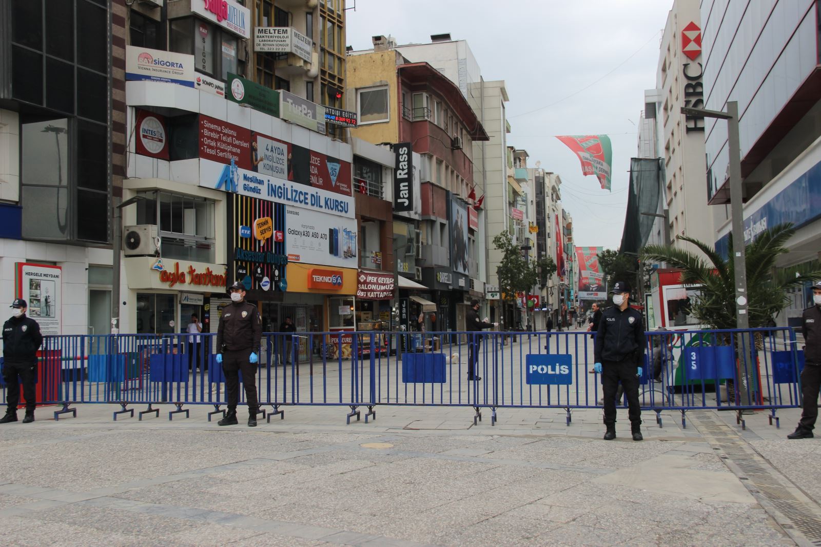 KARŞIYAKA ÇARŞI ESNAFI ZOR DURUMDA