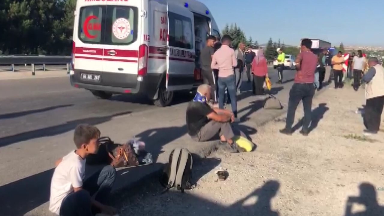 Ağrı-İzmir seferini yapan otobüs Uşak'ta devrildi: Çok sayıda yaralı var!