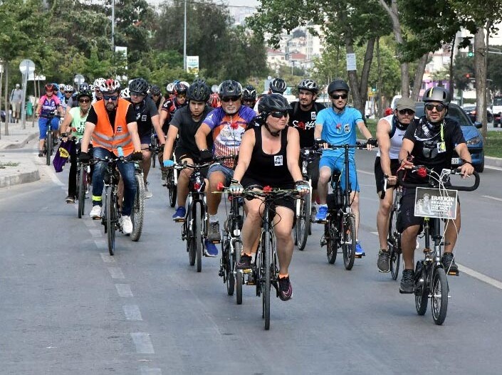 Kazada ölen Eray'ın ağaca bağlanan bisikletine karanfil taktılar