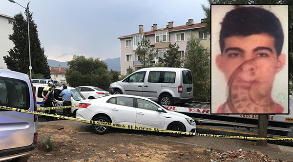 Kaza yapan otomobilde, bıçaklanmış cesedi bulundu