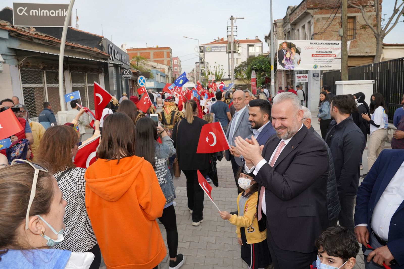 Menemen'de 23 Nisan kutlamaları renkli kortejle başladı