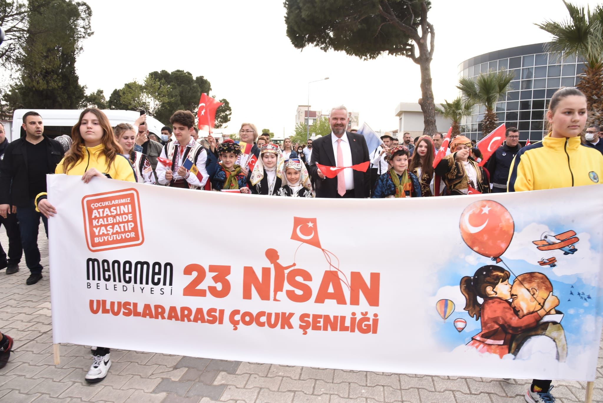 Menemen'de 23 Nisan kutlamaları renkli kortejle başladı