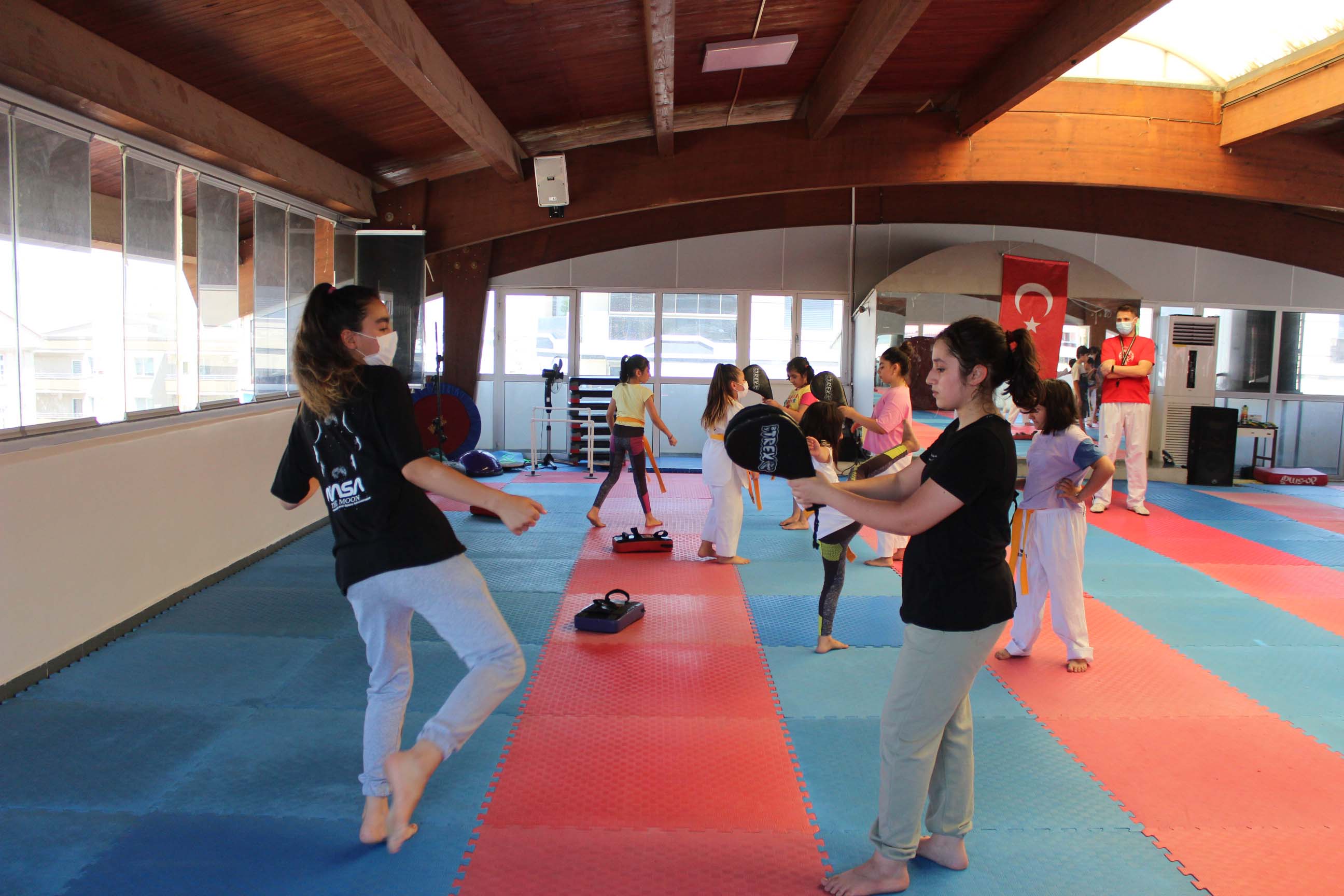 KADINLAR AÇIK HAVA SPORUNDA BULUŞUYOR