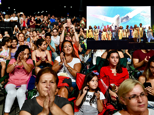 İzmir’den barış şarkıları yankılandı