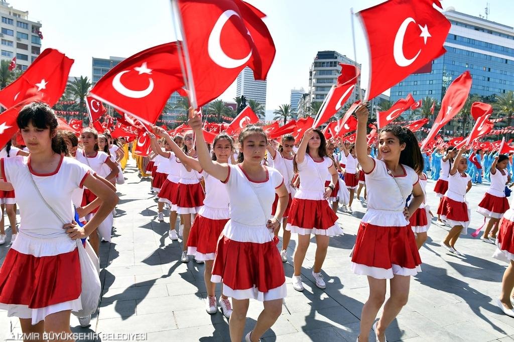 İzmir bu yıl da 23 Nisan'ı coşkuyla kutlandı