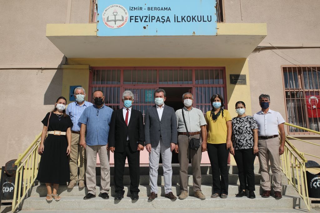 Bergama Belediyesi öğrencilere eğitim seti dağıttı