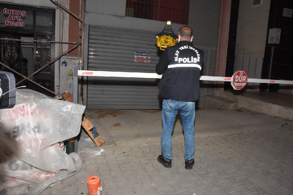 Eski sevgilisinin oğlundan kaçarken balkondan düşüp ağır yaralandı