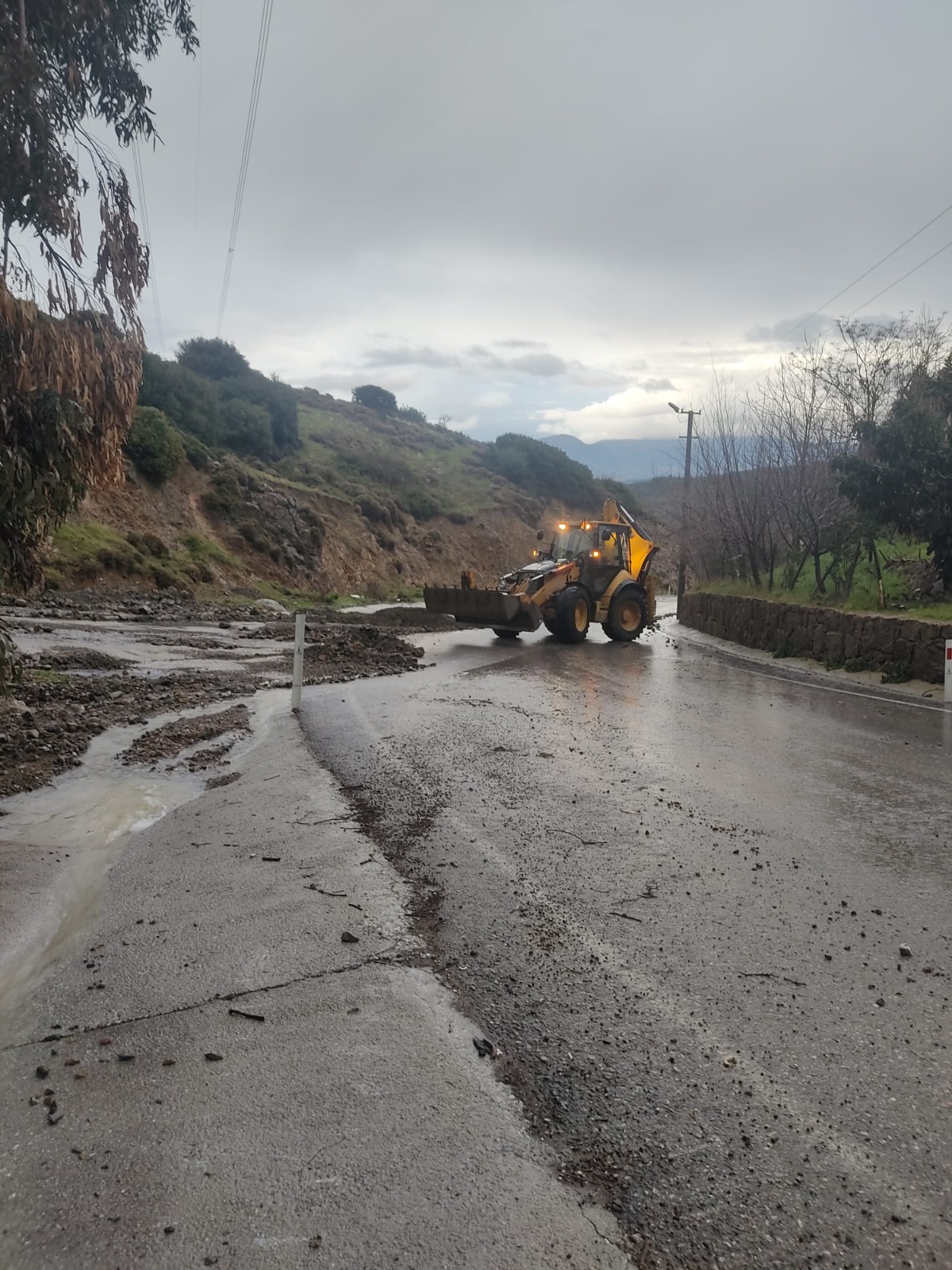 İzmir’de şiddetli yağış ve dolu etkili oldu