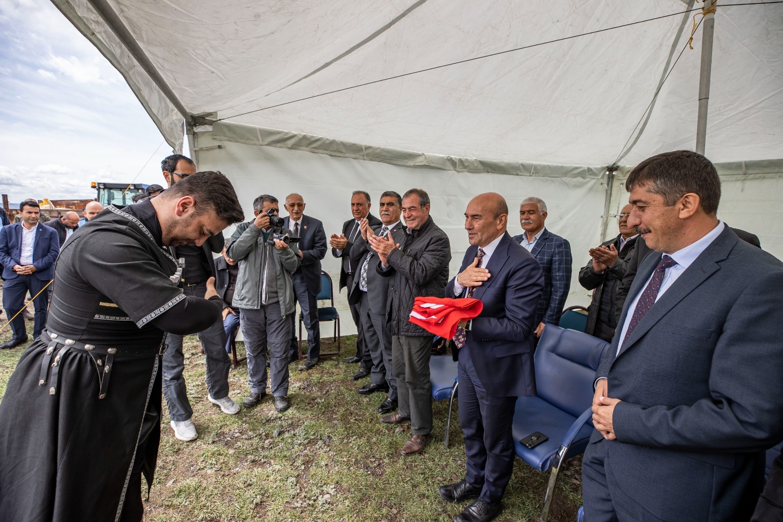 Soyer Kars’ta tarlaya indi ‘kurda, kuşa, aşa’ diyerek tohum serpti