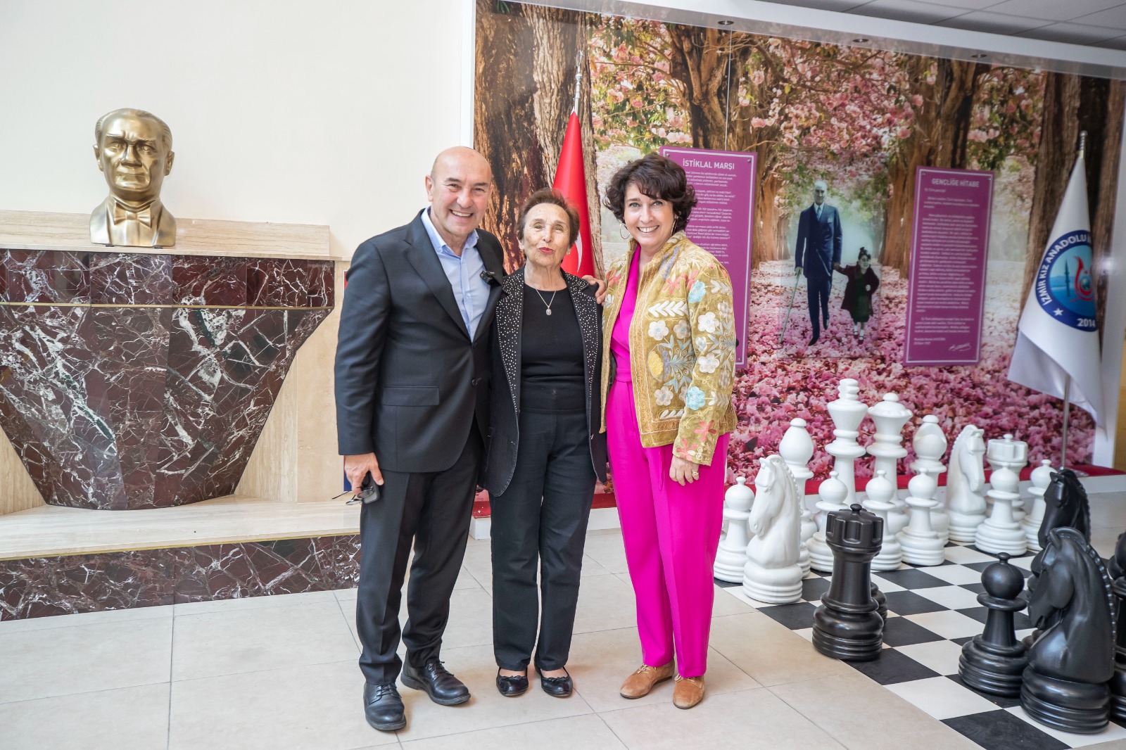 Başkan Soyer sandıkta annesine eşlik etti