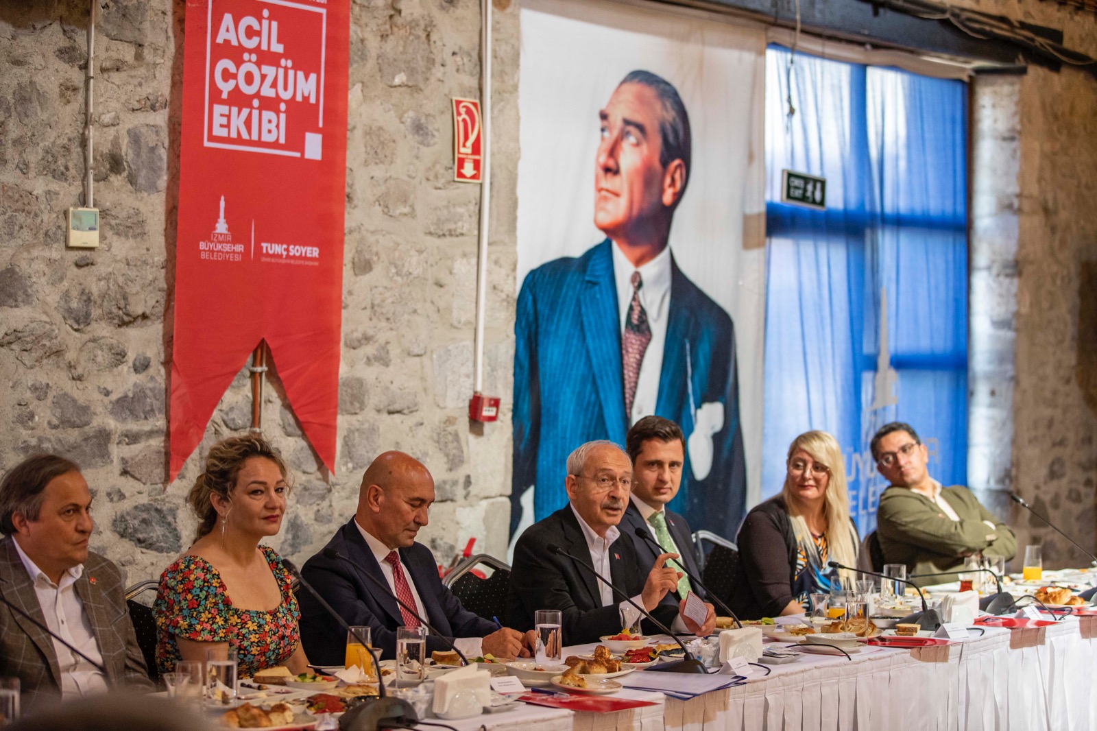 Kılıçdaroğlu Acil Çözüm Projesi uygulanan mahalle muhtarlarıyla buluştu