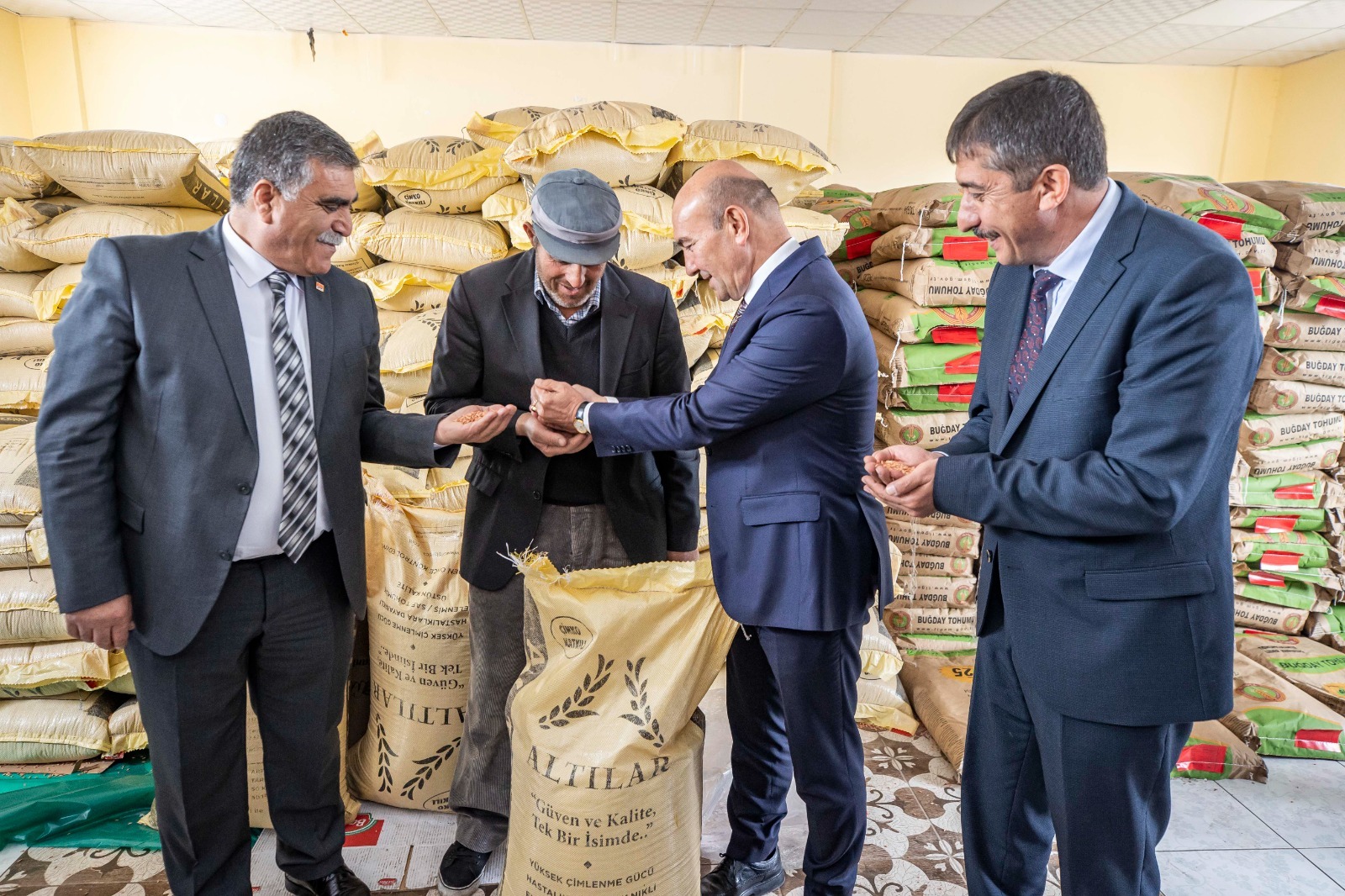 Soyer Kars’ta tarlaya indi ‘kurda, kuşa, aşa’ diyerek tohum serpti