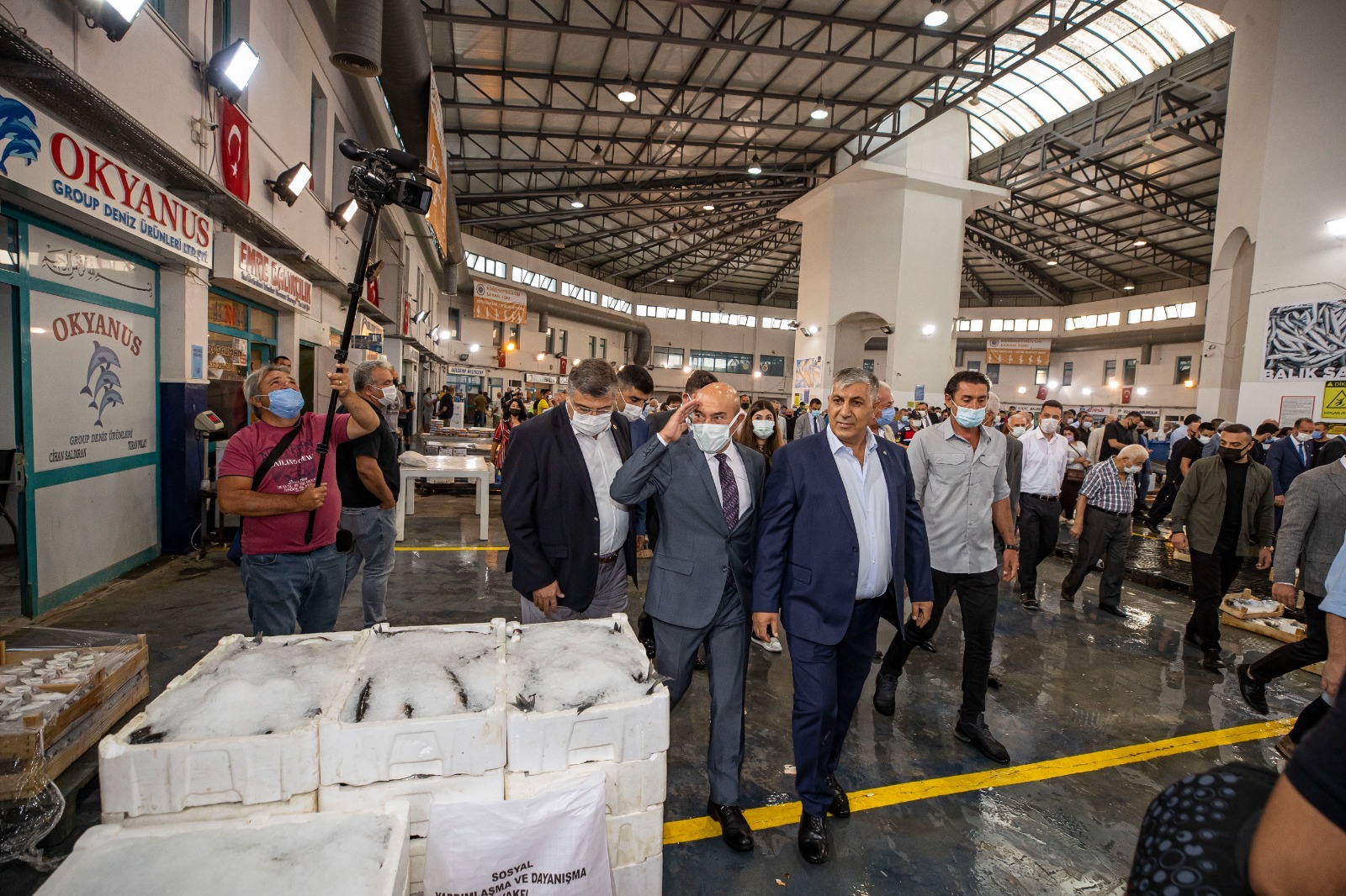 İzmir'in balık hali doldu taştı: Başkan Soyer barbun ve levrek aldı