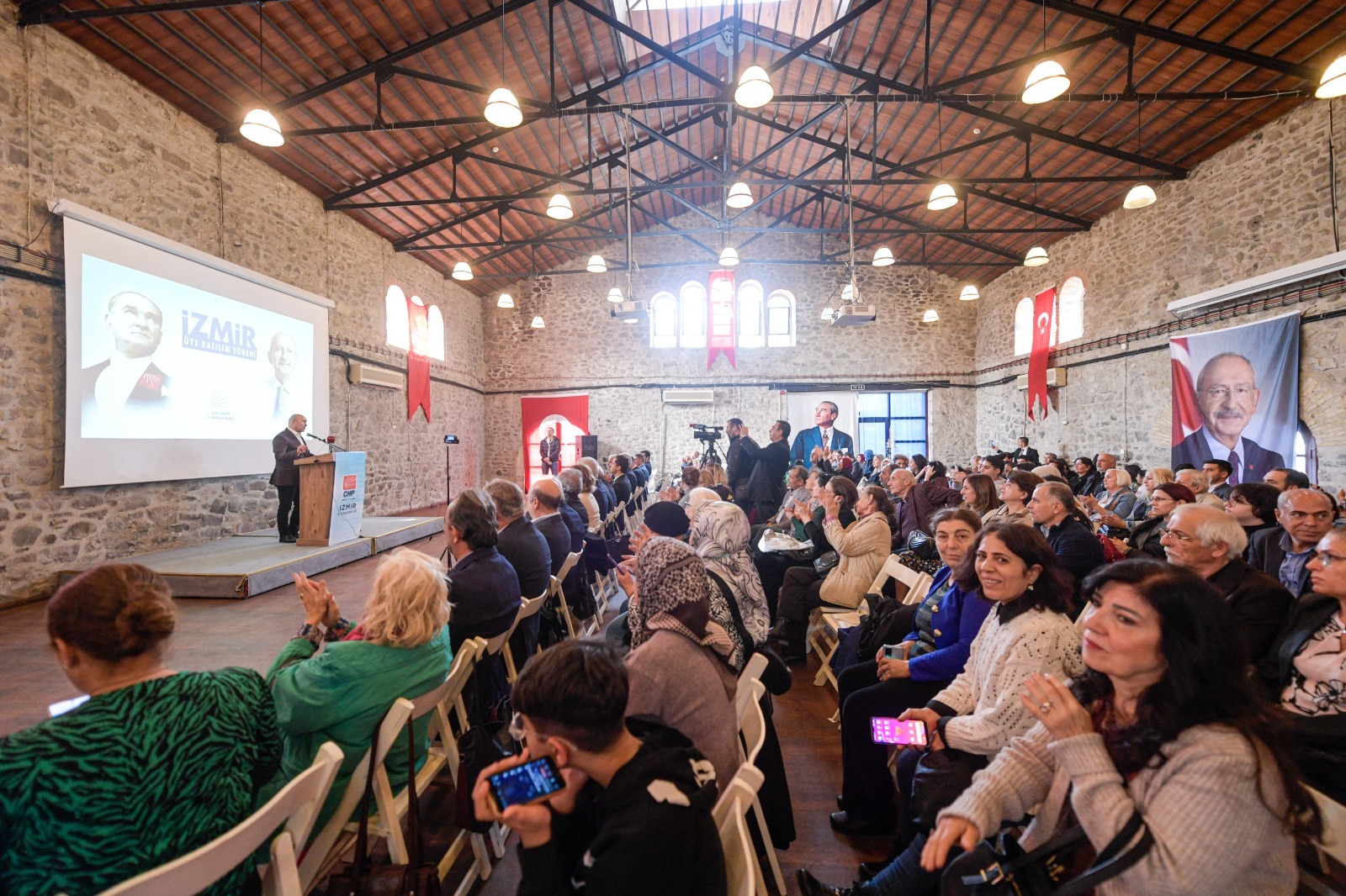 CHP İzmir'den rozet şov: 500 yeni üye