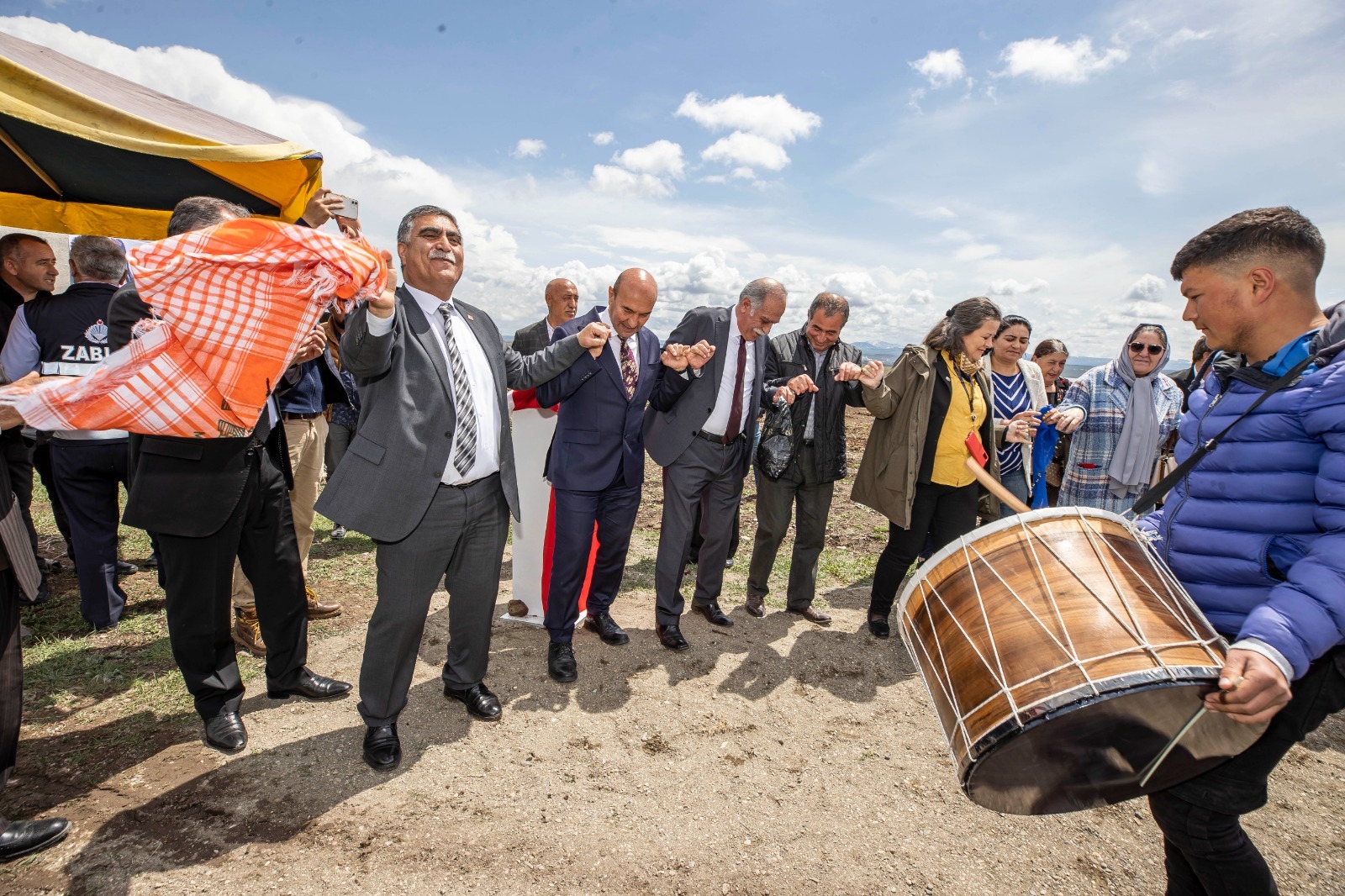 Soyer Kars’ta tarlaya indi ‘kurda, kuşa, aşa’ diyerek tohum serpti